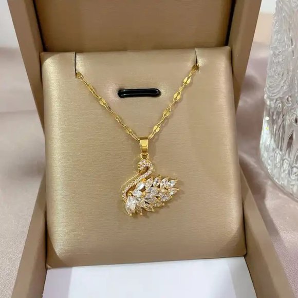 Gold Chain Crystal Swan Pendant Necklace - Beautiful, Sparkle, Great GiftGold Ch - Picture 3 of 5